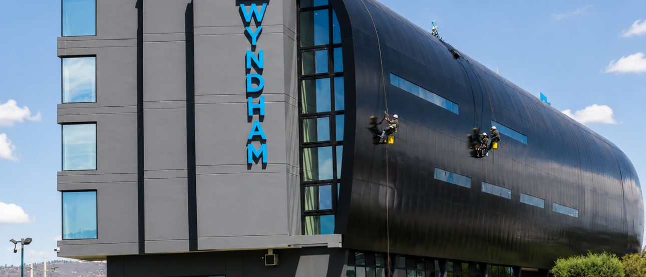 1. Mantenimiento de fachada en altura – Hotel Wyndham – ARDICOMETAL