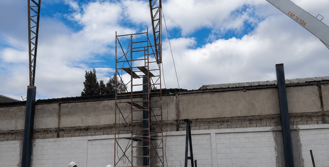 2. Montaje de nuevas columnas metálicas reforzadas – Plastiflan – ARDICOMETAL 2. Montaje de nuevas columnas metálicas reforzadas – Plastiflan – ARDICOMETAL