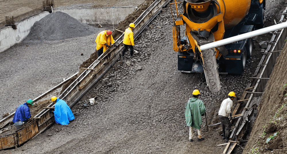 4.-Hormigonado-de-cimentaciones-con-cuadrilla-en-obra-–-Galpon-Oyacoto–-ARDICOMETAL.png