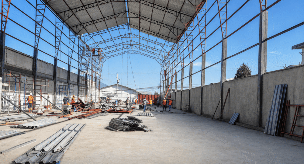 4. Instalación de cubierta y cerramientos del nuevo galpón – Plastiflan – ARDICOMETAL