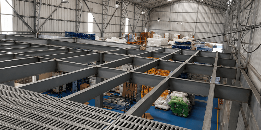 4. Estructura de mezzanine y plataforma industrial – Plastiflan – ARDICOMETAL