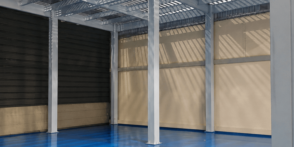 5. Área interior con mezzanine y piso epóxico – Plastiflan – ARDICOMETAL